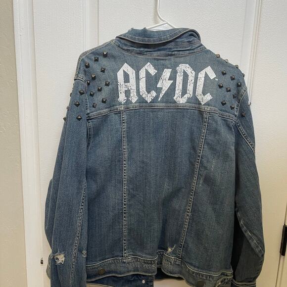 Torrid AC/DC studded denim Jacket Sz 3 New with tags - Picture 6 of 8